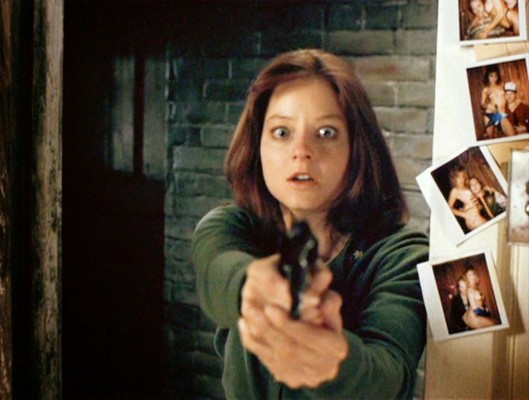Jodie Foster apunta con una pistola a cámara en El silencio de los corderos